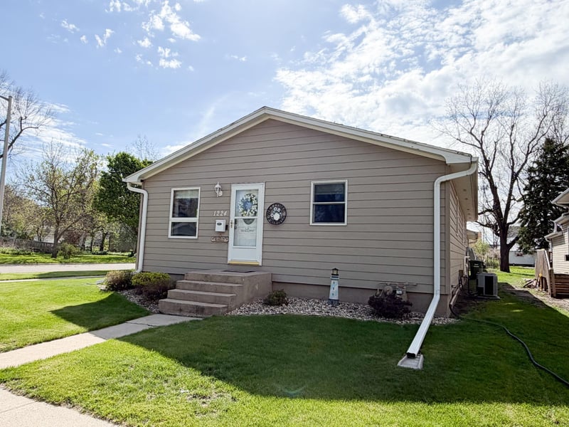1224 3rd Ave, Worthington, MN 56187