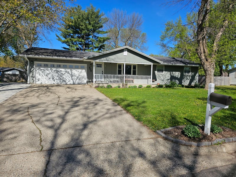 908 Woodlawn Ave, Le Sueur, MN 56058