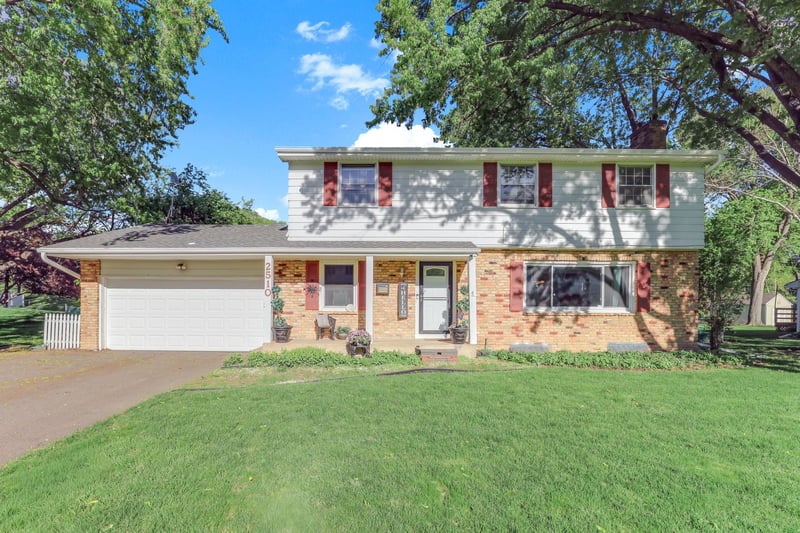 2510 Cavell Ave N, Golden Valley, MN 55427