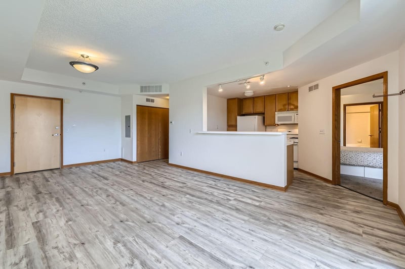 820 Emerald St #402, Saint Paul, MN 55114
