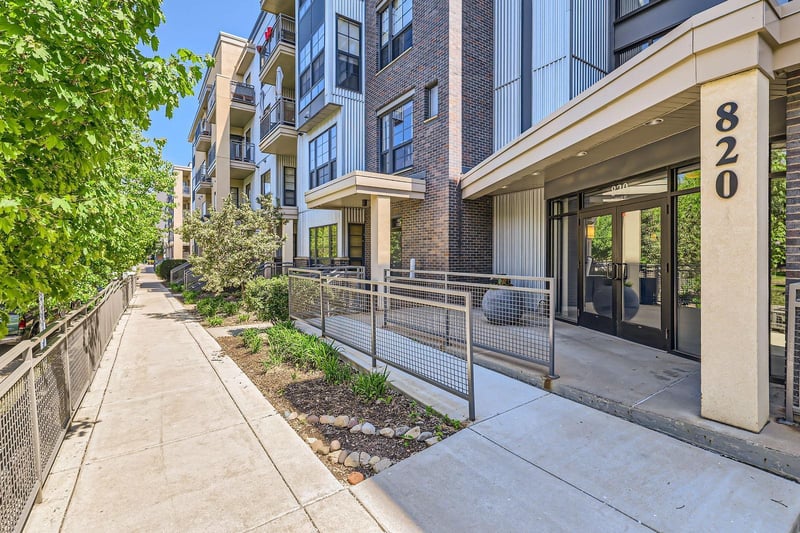 820 Emerald St #402, Saint Paul, MN 55114
