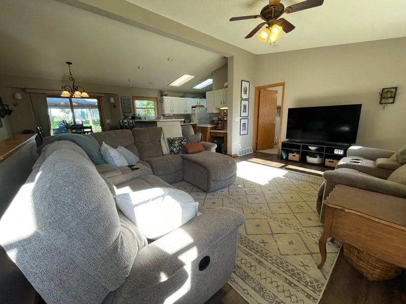 409 1st St SW, Grand Meadow, MN 55936