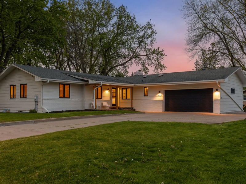 6401 Doron Ln, Edina, MN 55439
