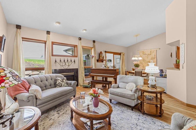 833 Southcross Dr E, Burnsville, MN 55306