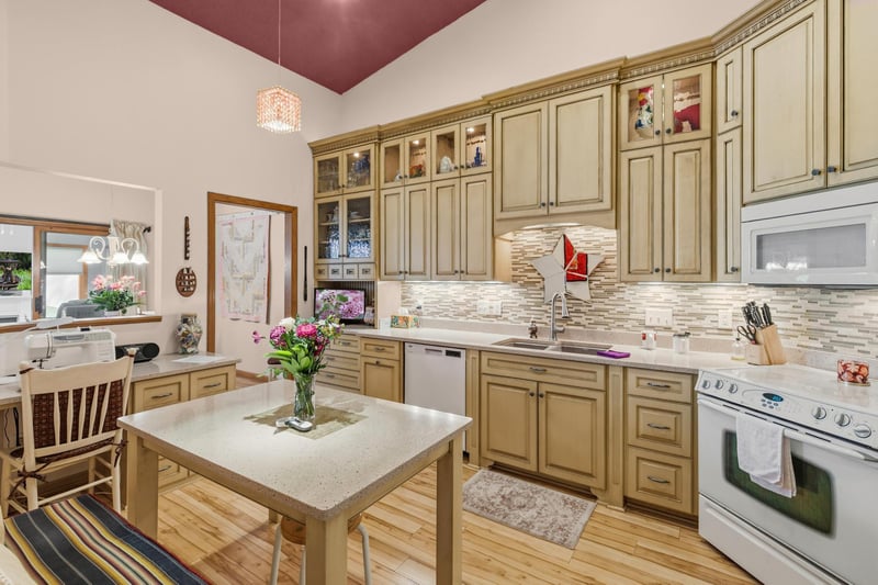 833 Southcross Dr E, Burnsville, MN 55306