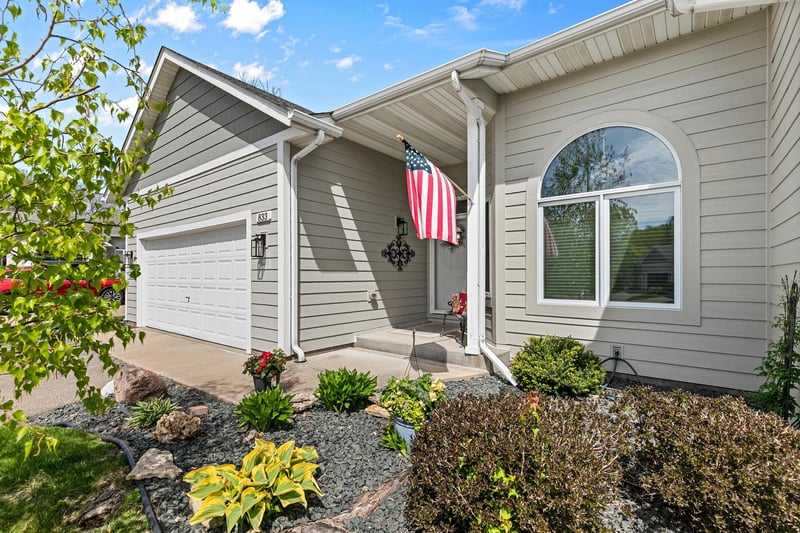 833 Southcross Dr E, Burnsville, MN 55306