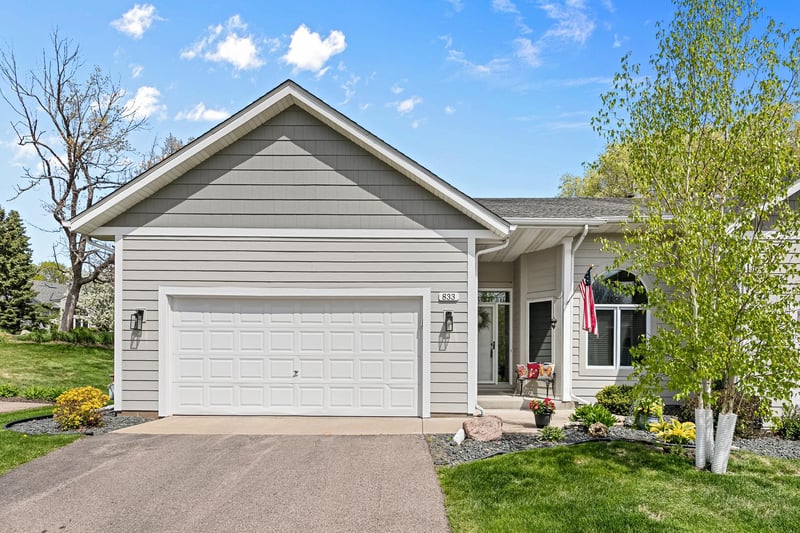 833 Southcross Dr E, Burnsville, MN 55306