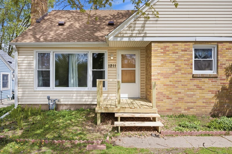 1211 Lealand Rd E, Maplewood, MN 55109