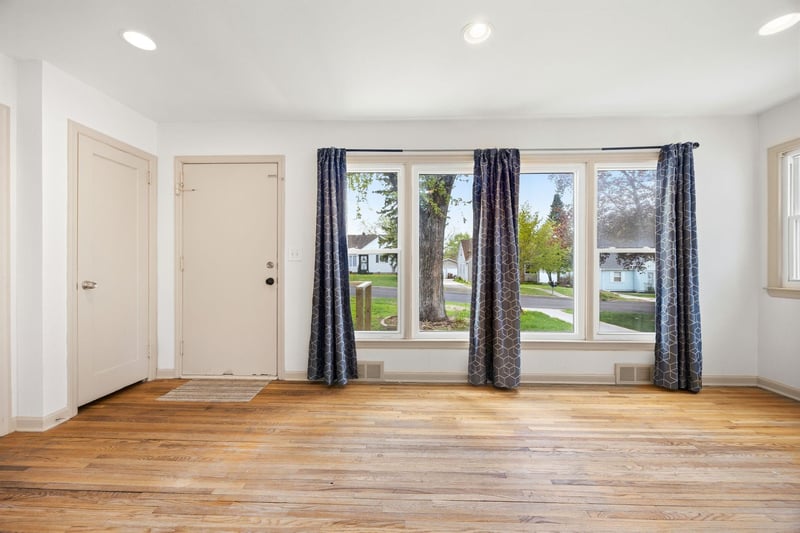 1211 Lealand Rd E, Maplewood, MN 55109