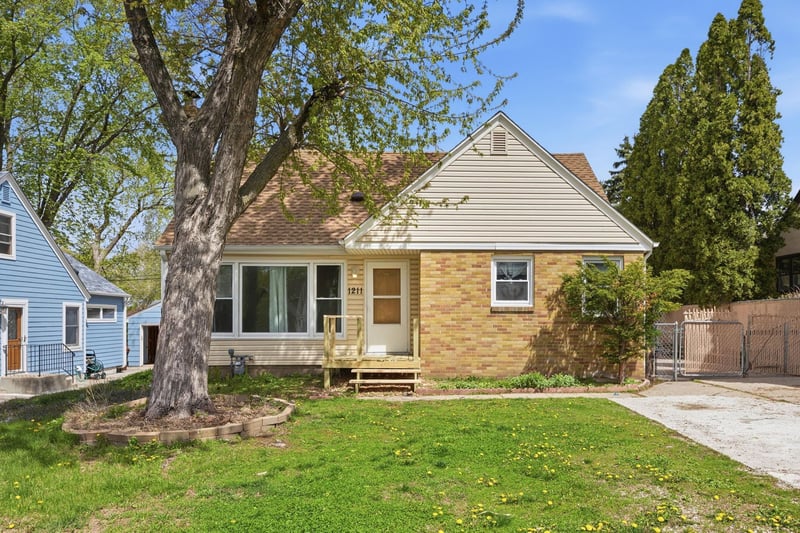 1211 Lealand Rd E, Maplewood, MN 55109