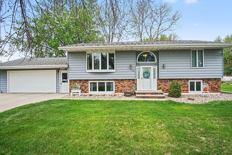 806 6th Ave SE, Pipestone, MN 56164