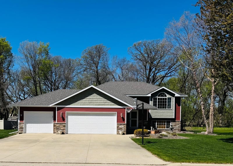 681 W River Dr, New London, MN 56273