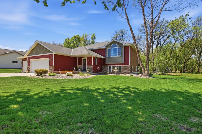 681 W River Dr, New London, MN 56273