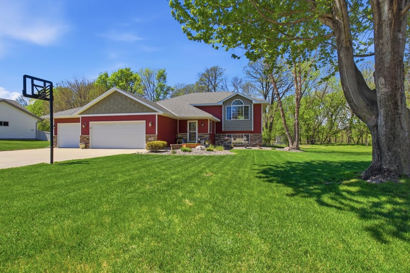 681 W River Dr, New London, MN 56273