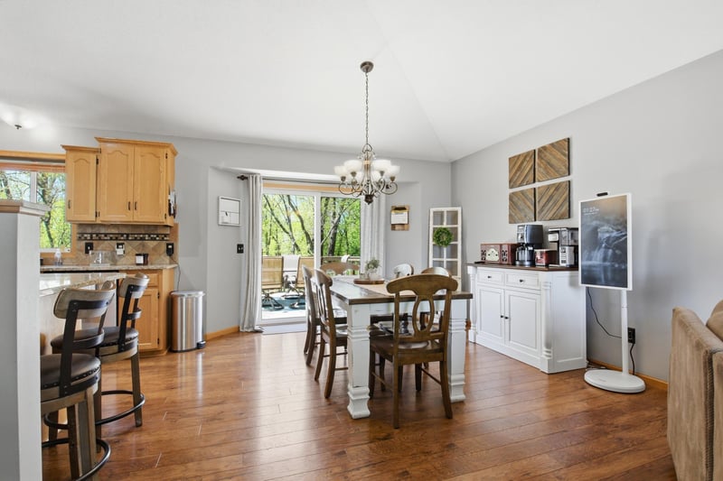 681 W River Dr, New London, MN 56273
