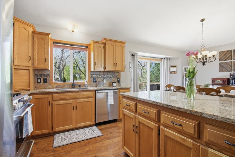 681 W River Dr, New London, MN 56273