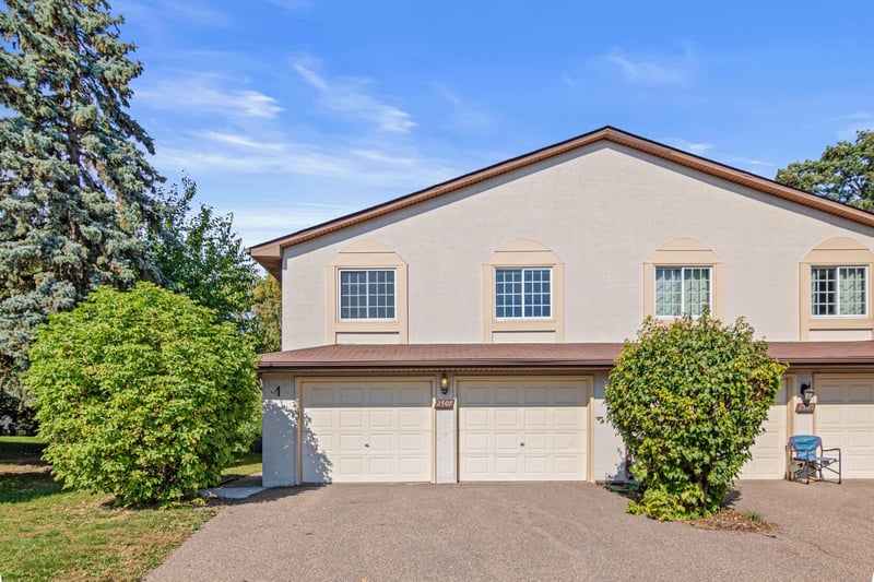 2478 Woodbridge St, Roseville, MN 55113