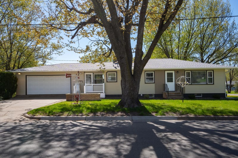 404 4th St N, Sauk Rapids, MN 56379