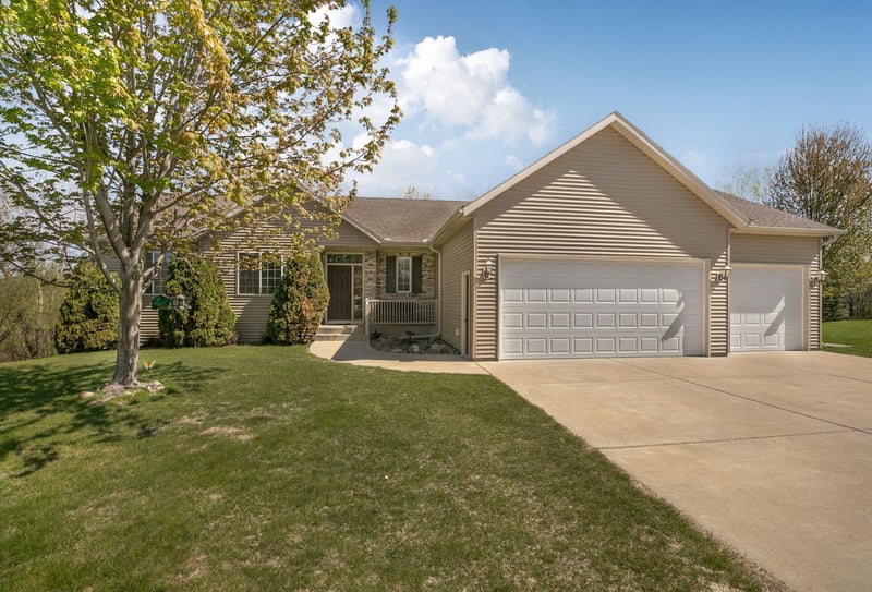 1835 Star Dr, Sauk Rapids, MN 56379