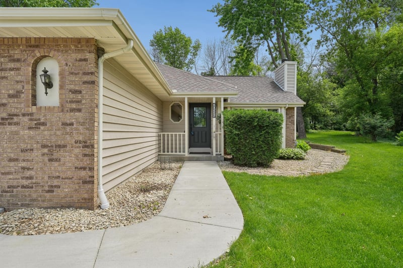 20524 Javelin Cir, Lakeville, MN 55044