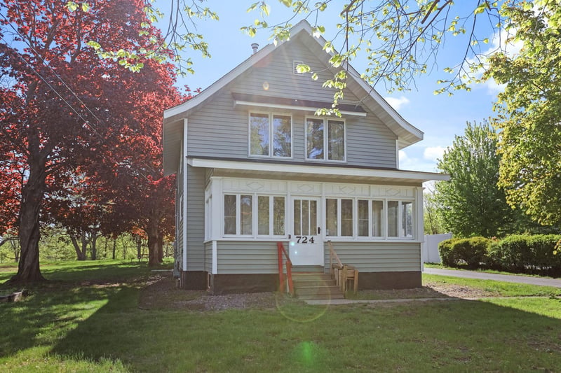 724 1st St N, Waterville, MN 56096