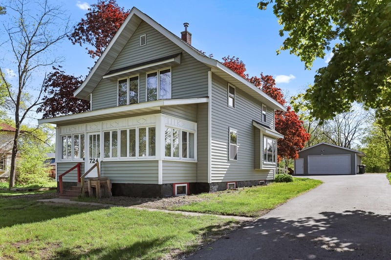 724 1st St N, Waterville, MN 56096