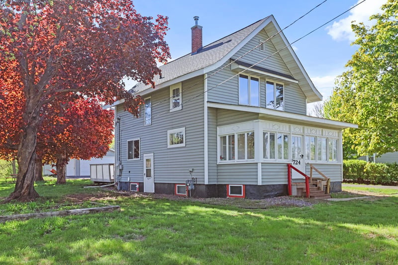 724 1st St N, Waterville, MN 56096