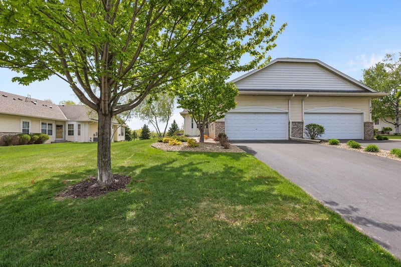 551 Holly Ln N, Oakdale, MN 55128