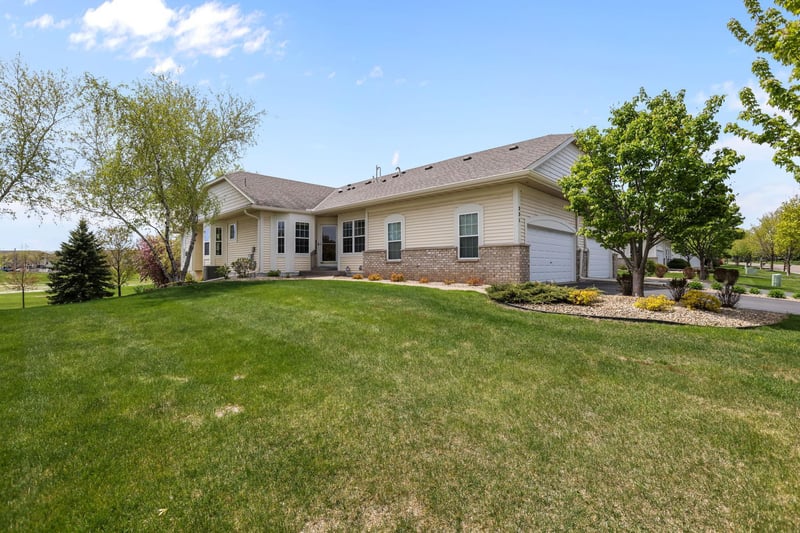 551 Holly Ln N, Oakdale, MN 55128