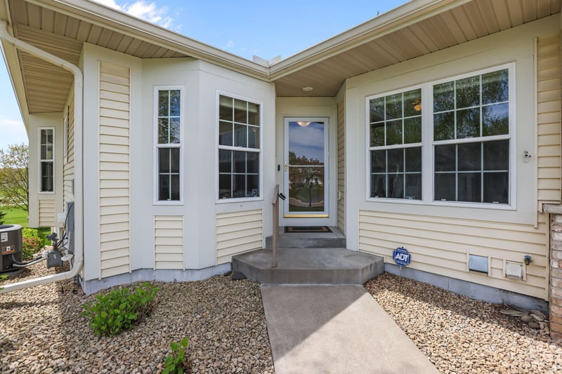 551 Holly Ln N, Oakdale, MN 55128