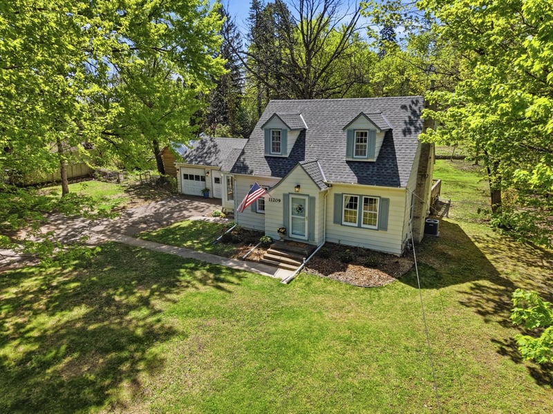 11209 Ridgemount Ave W, Hopkins, MN 55305