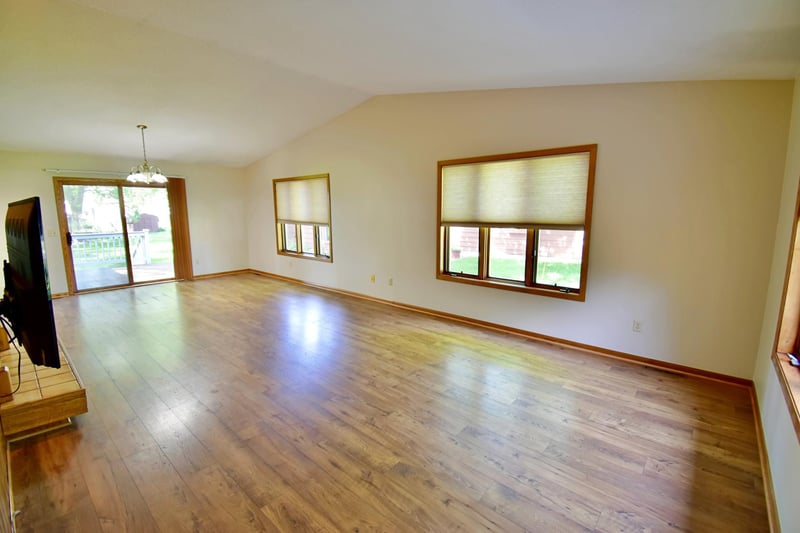 1252 Rolling Oaks Ln NW, Hutchinson, MN 55350