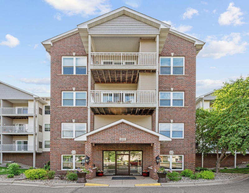 2231 Penn Pl #114, North Saint Paul, MN 55109