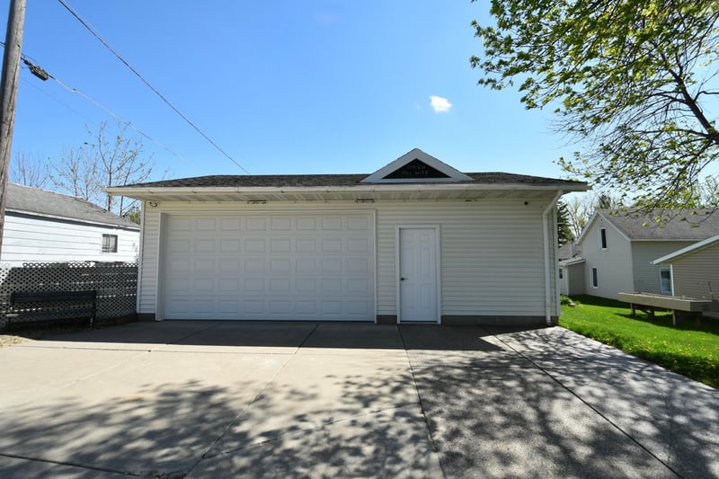 131 E 7th St, Zumbrota, MN 55992