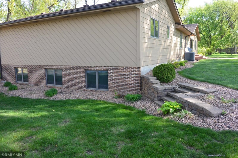 120 Edgewood Dr, Glencoe, MN 55336
