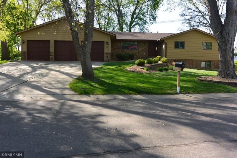 120 Edgewood Dr, Glencoe, MN 55336