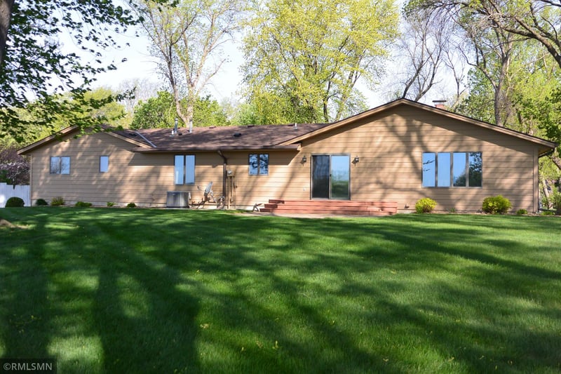 120 Edgewood Dr, Glencoe, MN 55336