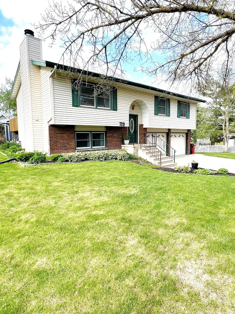 720 4th Ave NW, Plainview, MN 55964