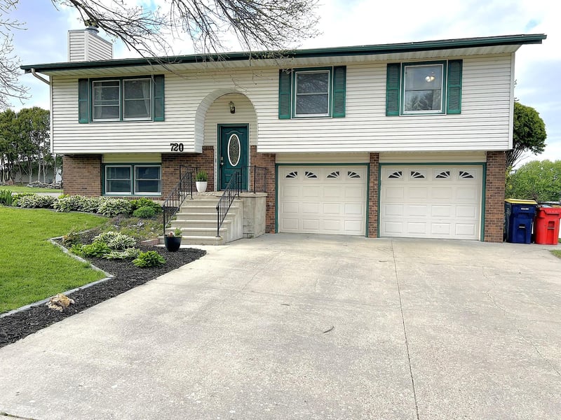 720 4th Ave NW, Plainview, MN 55964