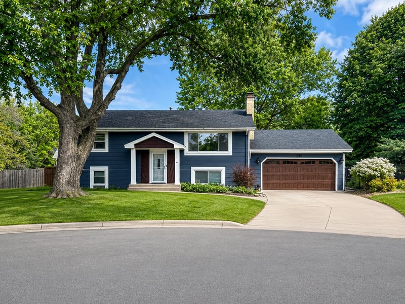311 Eagle Ridge Cir, Burnsville, MN 55337