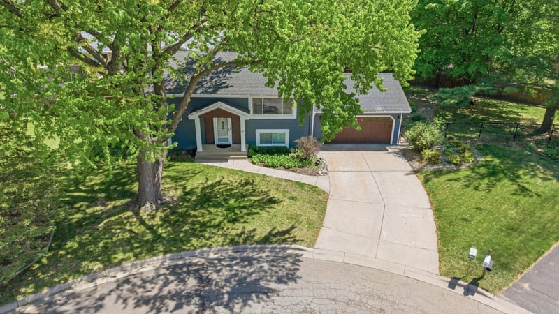 311 Eagle Ridge Cir, Burnsville, MN 55337