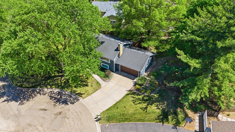 311 Eagle Ridge Cir, Burnsville, MN 55337