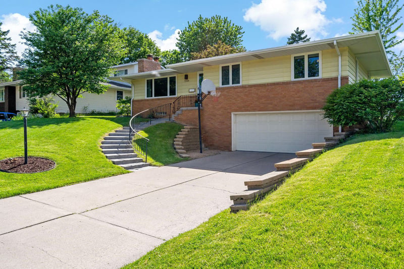 3324 Skycroft Dr, Saint Anthony, MN 55418
