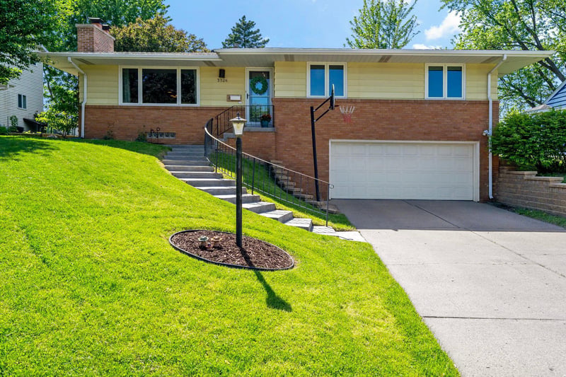 3324 Skycroft Dr, Saint Anthony, MN 55418