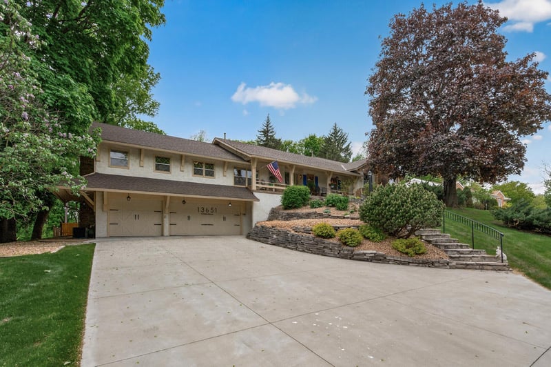 13651 Oakwood Curve, Burnsville, MN 55337