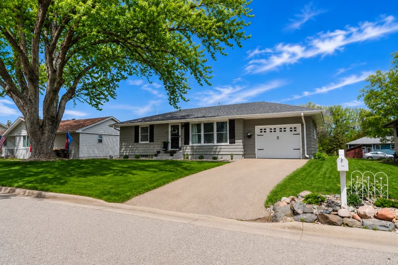 212 Sunset Dr, Jordan, MN 55352