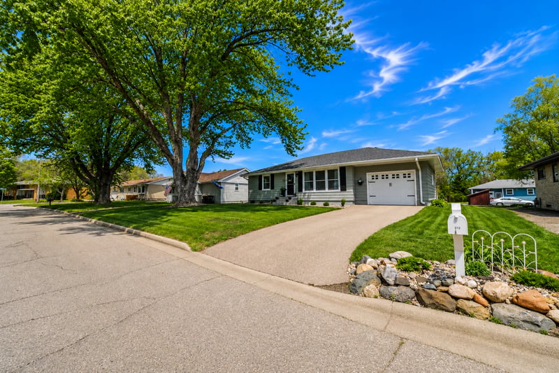 212 Sunset Dr, Jordan, MN 55352