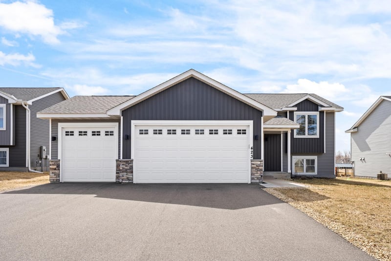 423 Eagle St NW, Isanti, MN 55040