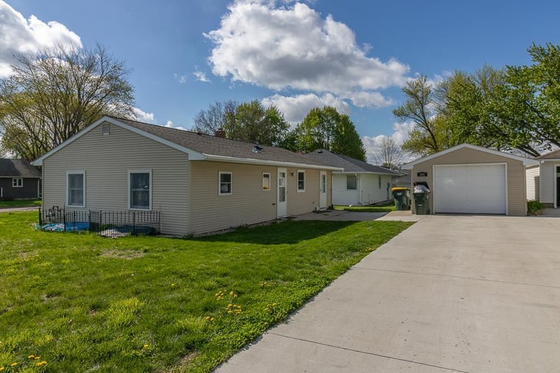 522 1st St SE, Madelia, MN 56062