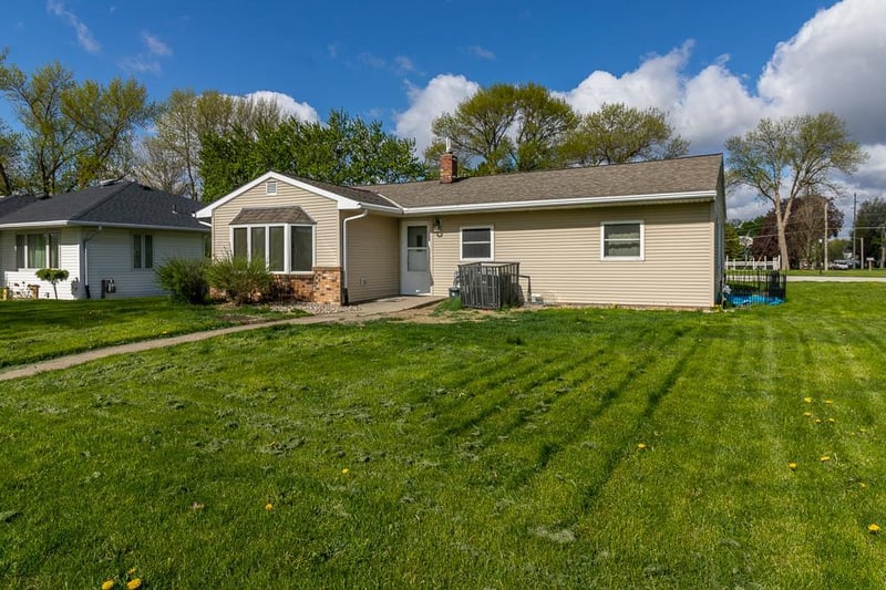 522 1st St SE, Madelia, MN 56062